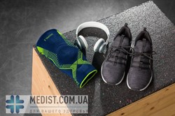 Спортивный бандаж для коленного сустава с силиконовым кольцом для надколенника, с 3D-вставкой и боковыми ребрами жесткости medi Genumedi Emotion