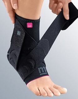 Бандаж голеностопный с силиконовыми вставками и фиксирующим ремнем medi Levamed active